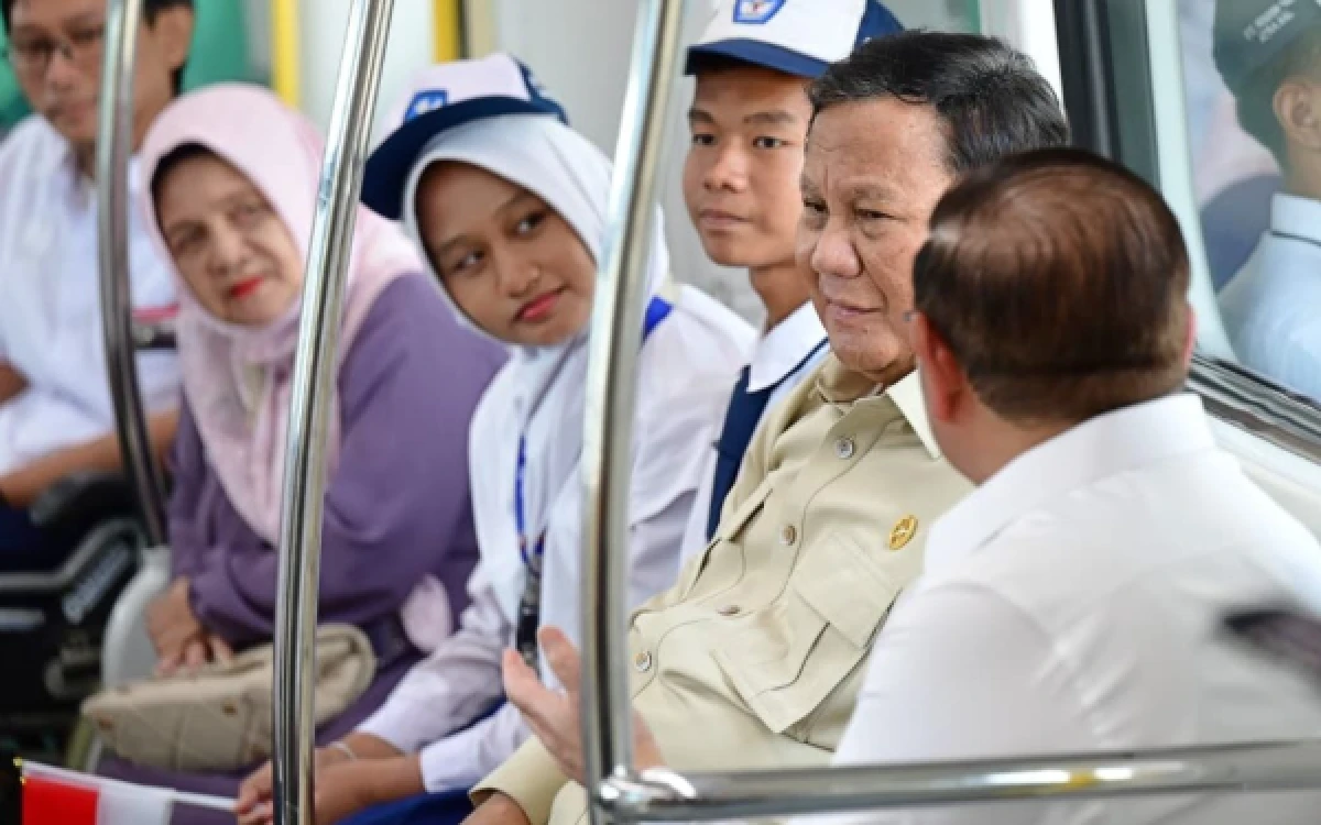 Thumbnail Berita - Tempuh 28 Menit, Prabowo Jajal LRT Jakarta Kelapa Gading-Manggarai: “Enak, Luar Biasa”