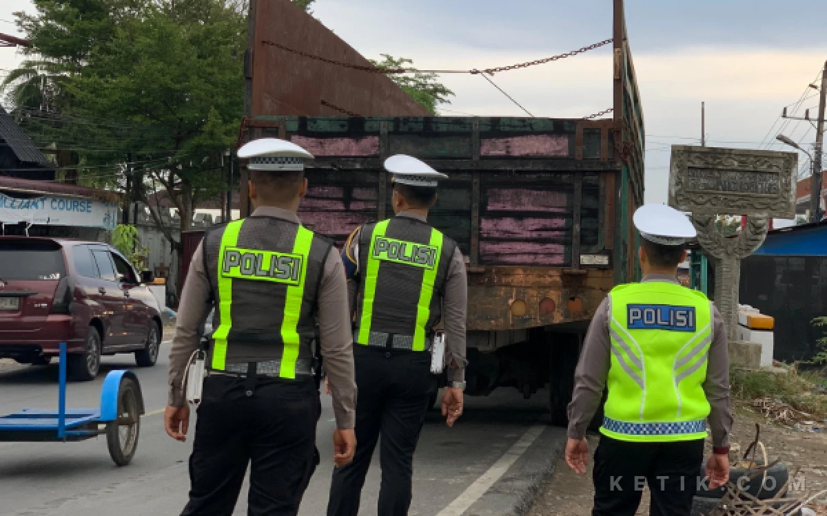 Thumbnail Berita - Utamakan Keselamatan, Satlantas Polres Abdya Tertibkan Antrean Kendaraan di SPBU