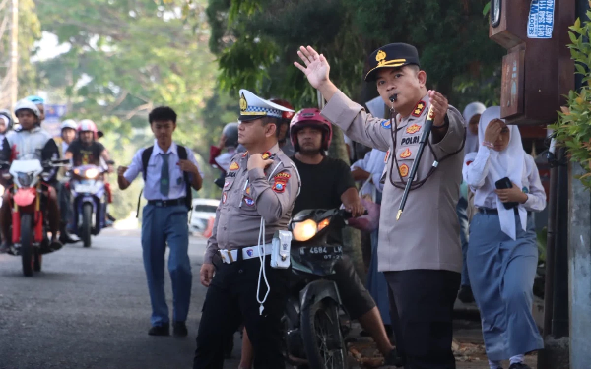 Thumbnail Berita - Turun ke Jalan, Kapolres Batu AKBP Panji Atur Lalin dan Edukasi Bahaya Knalpot Brong