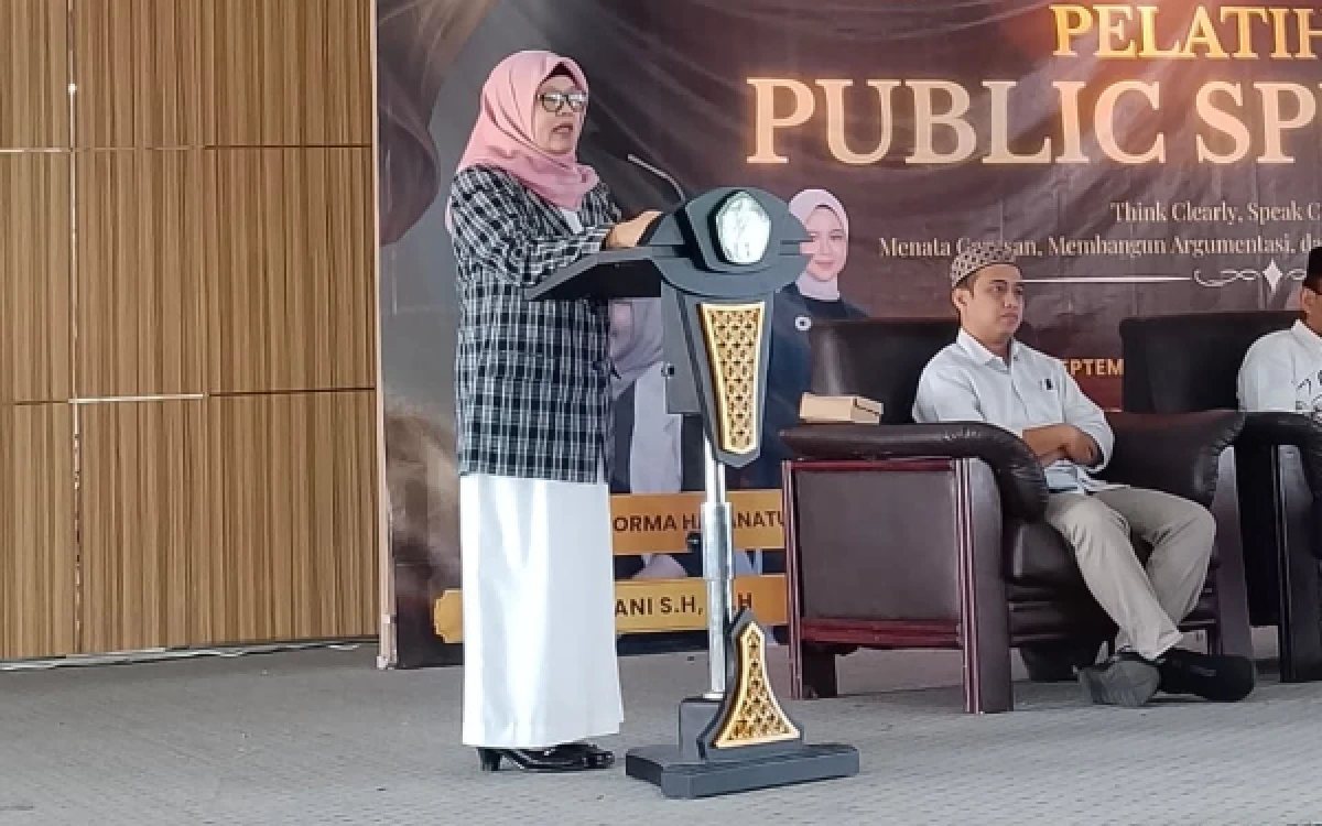 Foto Dekan Fakultas Syariah UIN Malang, Prof. Dr. Hj. Umi Sumbulah, M.Ag., kala membuka acara Pelatihan Public Speaking di Aula Lantai 3 Gedung C Fakultas Syariah UIN Malang, Selasa, 15 September 2026. (Foto: Fakultas Syariah UIN Malang)