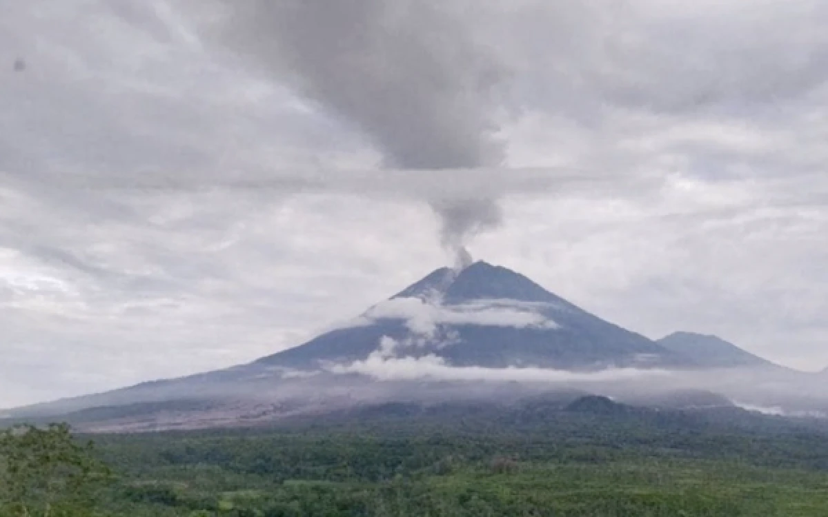 Thumbnail Berita - Gunung Semeru Erupsi Tiga Kali Senin Pagi