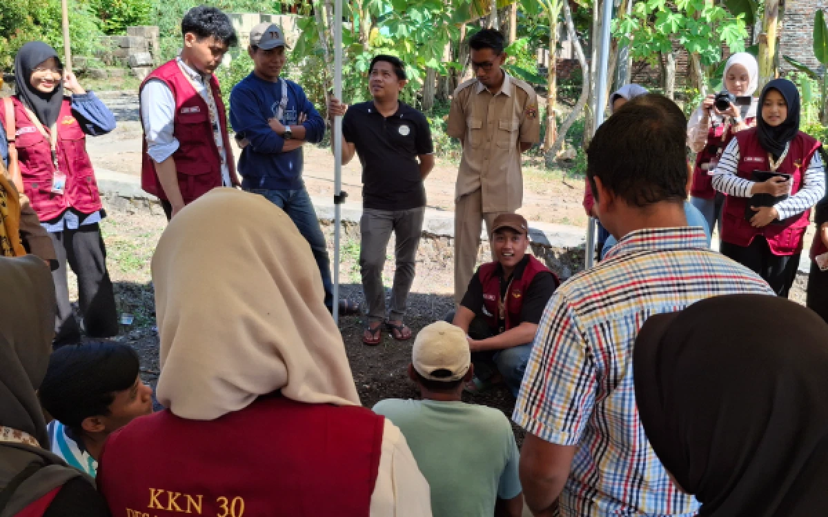 Thumbnail Berita - Mahasiswa KKN UINSA Gagas Program Biopori, Bantu Desa Gemarang Ngawi Atasi Sampah Organik