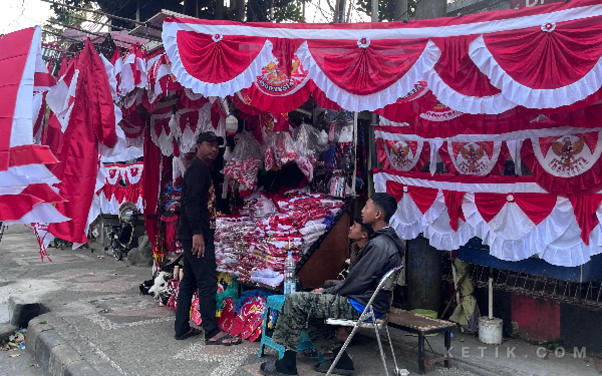Thumbnail Berita - Jelang HUT RI, Pedagang Bendera Musiman di Malang Berharap Omzet Melonjak
