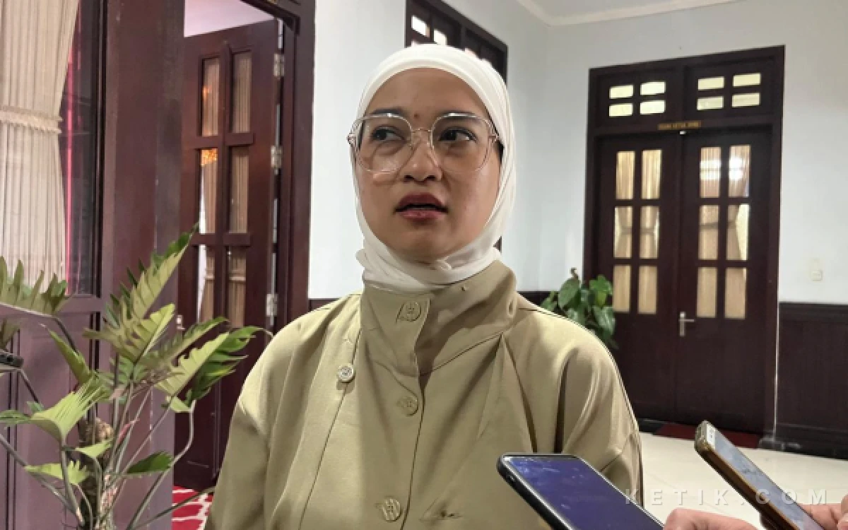 Foto Ketua DPRD Kota Malang Amithya Ratnanggani Sirrduhita menjelaskan tentang SPPG bermasalah dan tak sesuai kriteria harus disuspend. (Foto: Lutfia/Ketik.com)