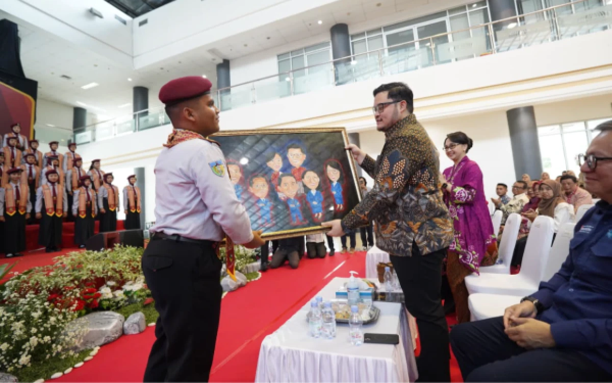 Thumbnail Berita - Kemensos Puji Mas Dhito, Angkatan Pertama SMA Boarding School Rangking 1 Masuk PTN
