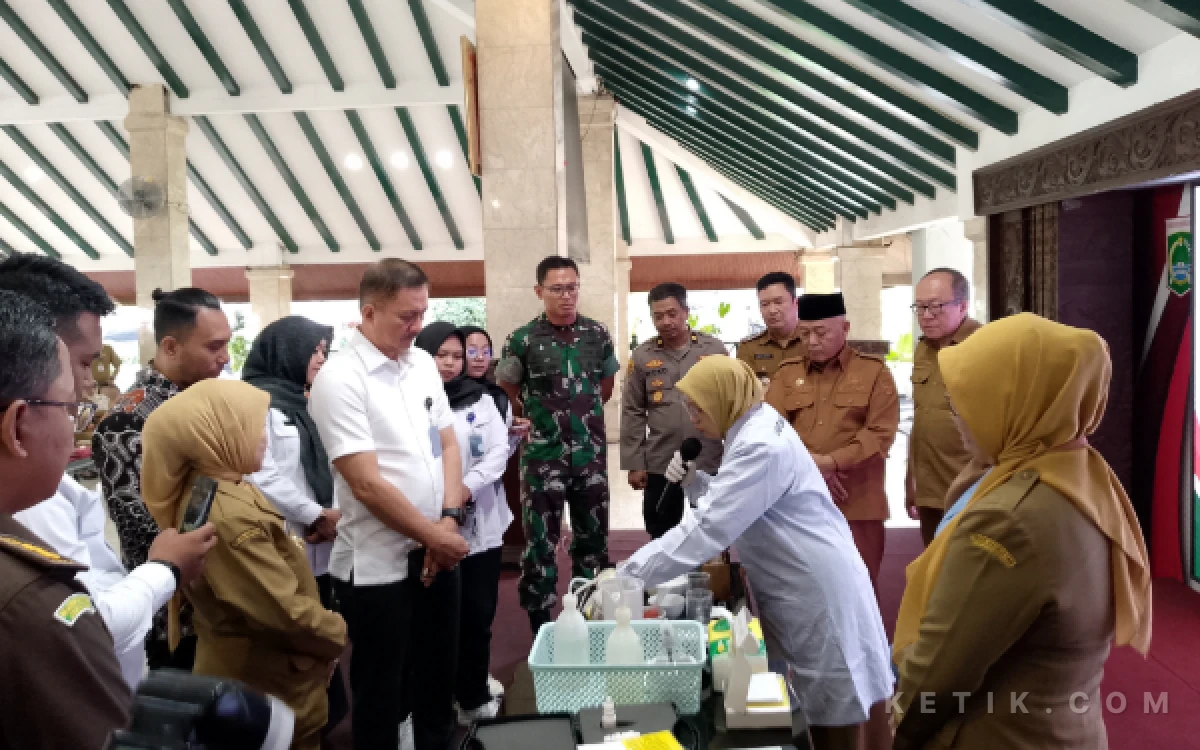 Thumbnail Berita - Stafsus ‎KSP Pantau MBG di Kabupaten Malang, Bupati Sanusi Wajibkan Test Food Cegah Keracunan ‎