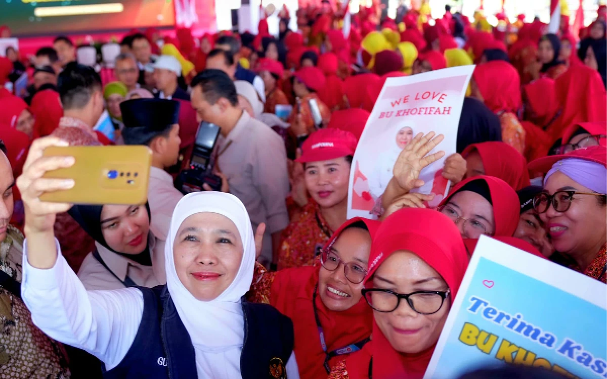 Thumbnail Berita - Salurkan Rp2,508 Miliar BLT DBHCHT, Gubernur Khofifah Tegaskan Wujud Komitmen Perkuat Perlindungan Sosial dan Tingkatkan Kesejahteraan Masyarakat