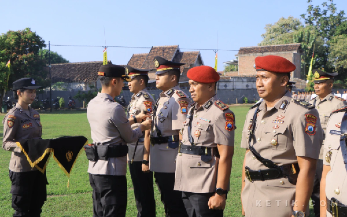 Thumbnail Berita - Kapolres Madiun Pimpin Sertijab Delapan Pejabat, Tiga Kasat dan Lima Kapolsek Berganti