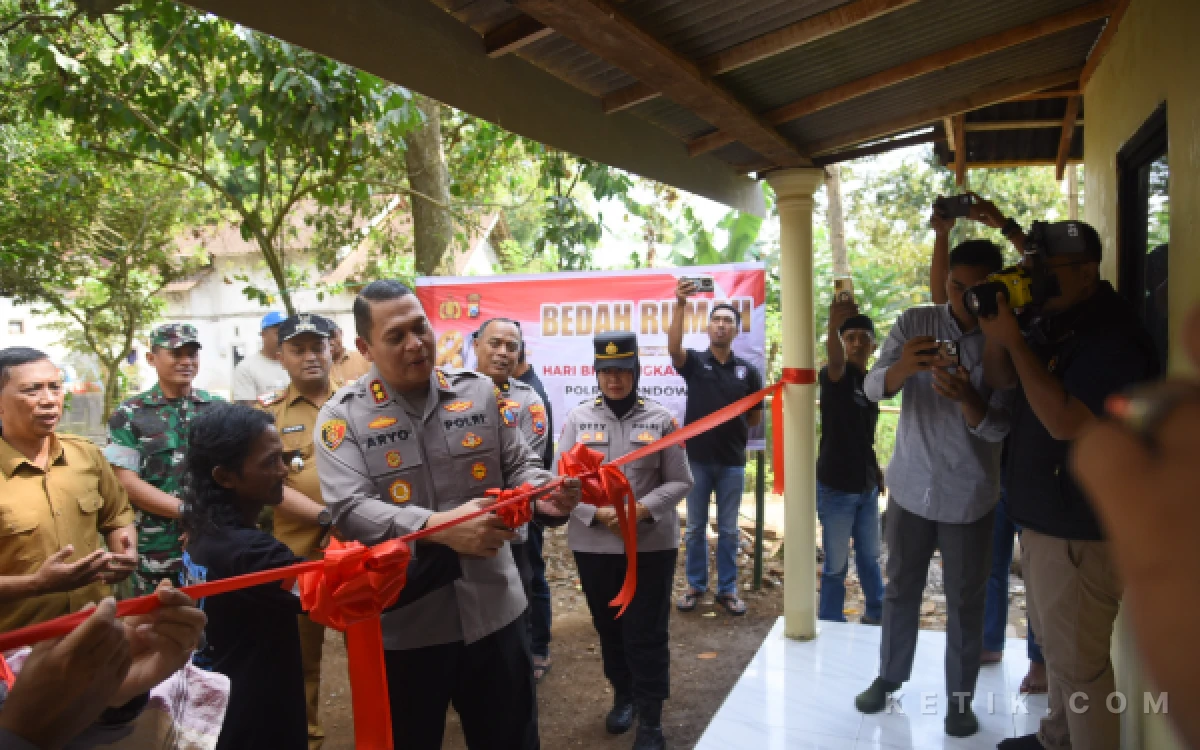 Thumbnail Berita - Dari Kepedulian Menjadi Harapan, Polres Bondowoso Bedah Rumah Warga Tegaljati
