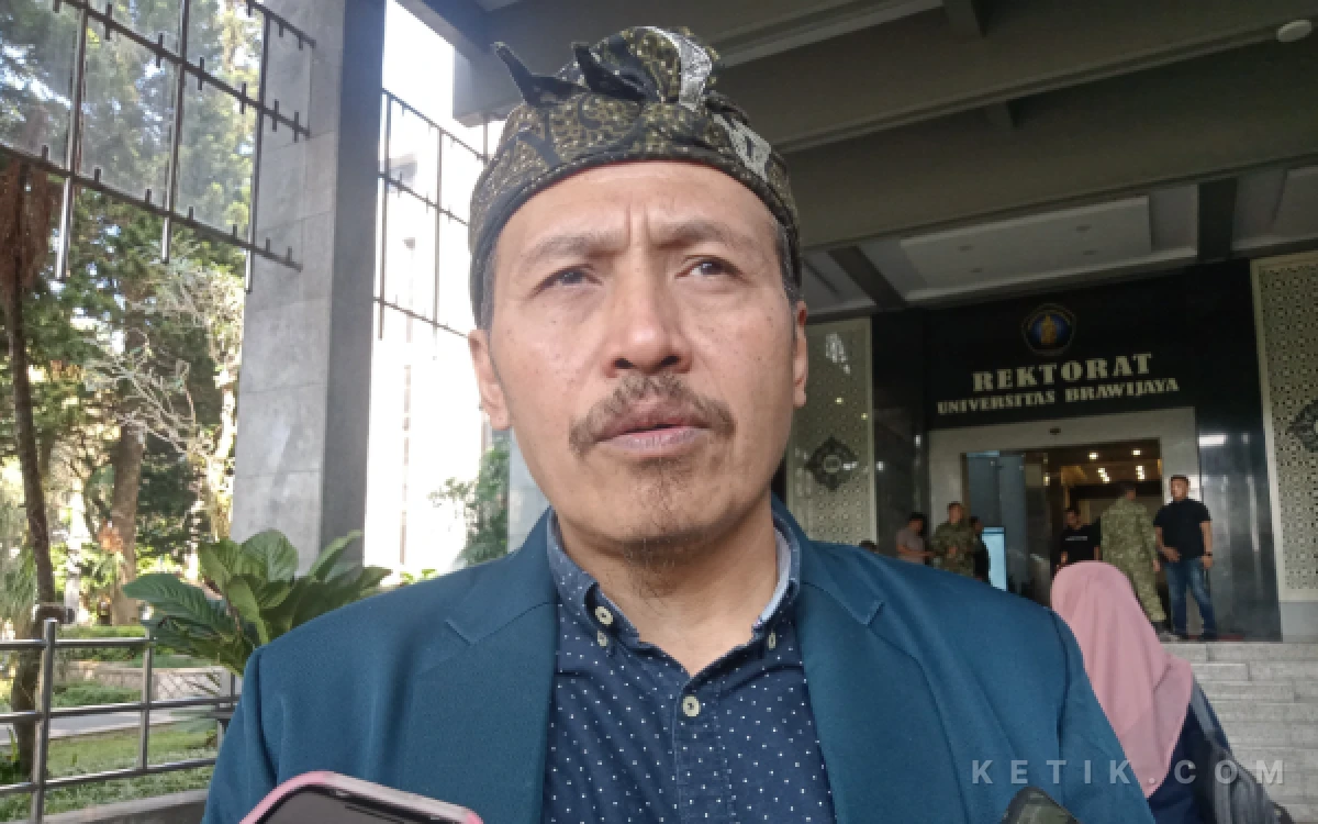 Foto Dekan FISIP UB, Dr. Ahmad Imron Rozuli, S.E., M.Si., menyampaikan kegiatan bakti desa ini akan berjalan selama satu bulan yang diikuti oleh 1.147 mahasiswa. (Foto: Aliyah/Ketik.com)