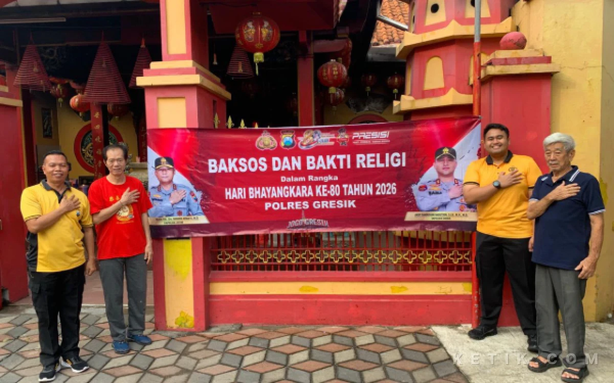 Thumbnail Berita - Jelang HUT Bhayangkara ke-80, Polsek Gresik Kota Gelar Bakti Sosial dan Religi di Klenteng Kim Hin Kiong