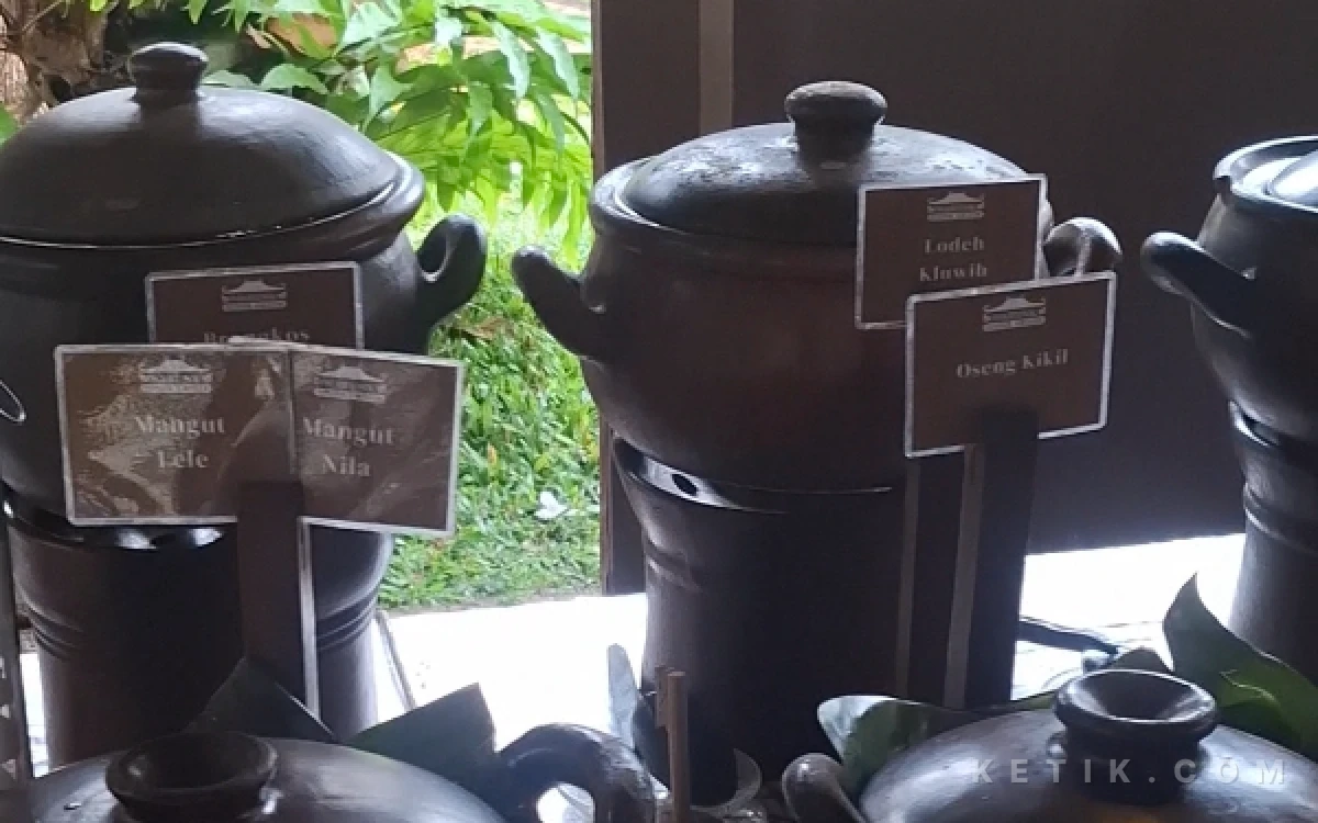 Foto Deretan kuali tanah liat yang menjaga kehangatan serta keaslian rasa masakan tradisional Jawa khas desa.(Foto: Fajar R/Ketik.com)