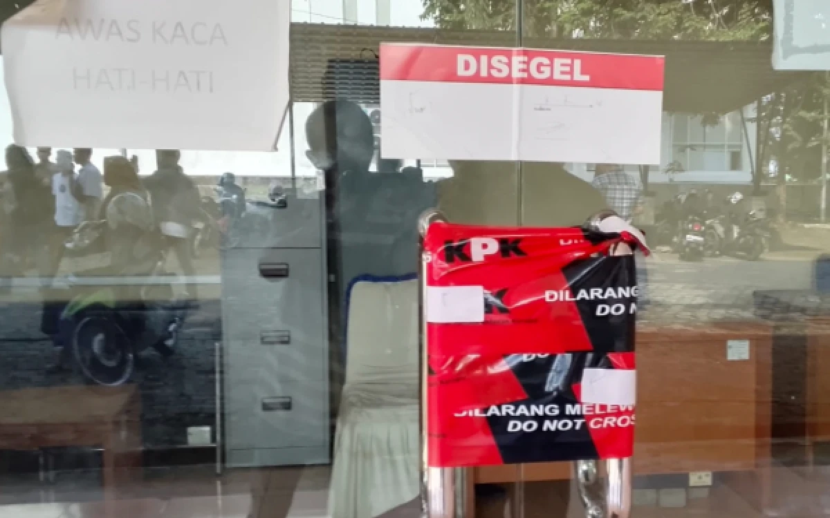 Foto Pintu salah satu ruangan di lingkungan Pemerintah Kabupaten Muara Enim tampak dipasangi segel oleh Komisi Pemberantasan Korupsi (KPK), Senin Juni 2026. (Foto: Grup Sosial Media)