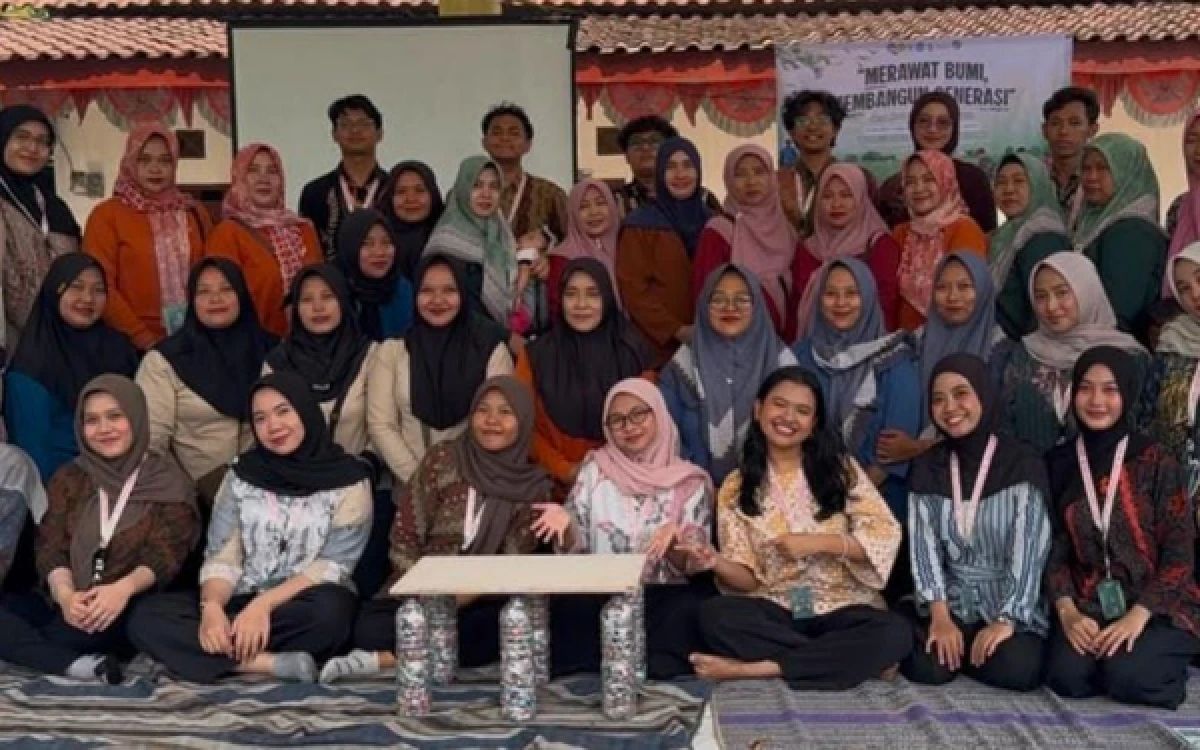 Thumbnail Berita - Mahasiswa KKN UPN Veteran Jatim Edukasi Warga Jombang Olah Sampah Plastik Jadi Ecobrick