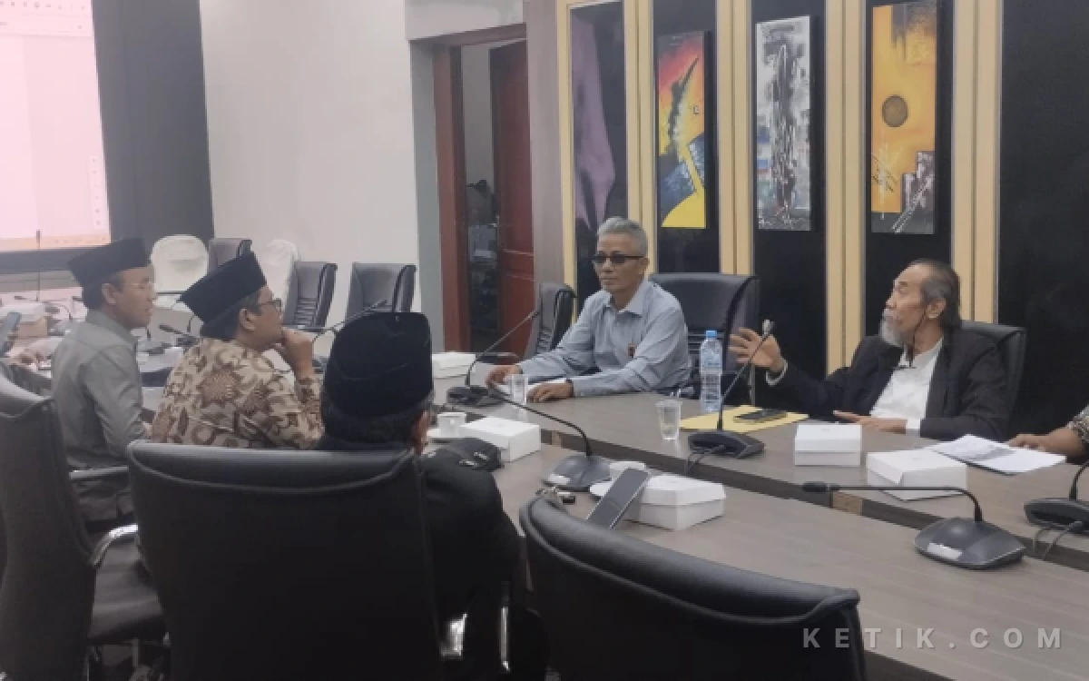 Thumbnail Berita - IDR Hadirkan Saksi Ahli di Sidang BK DPRD Gresik, Dugaan Pelanggaran Etik Wisata Jati Sewu Milik Anggota Dewan Disorot