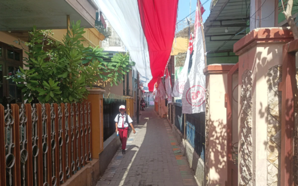 Thumbnail Berita - Kreatif! Warga Bareng Kota Malang Bentangkan Bendera Merah Putih 81 Meter di Atas Gang