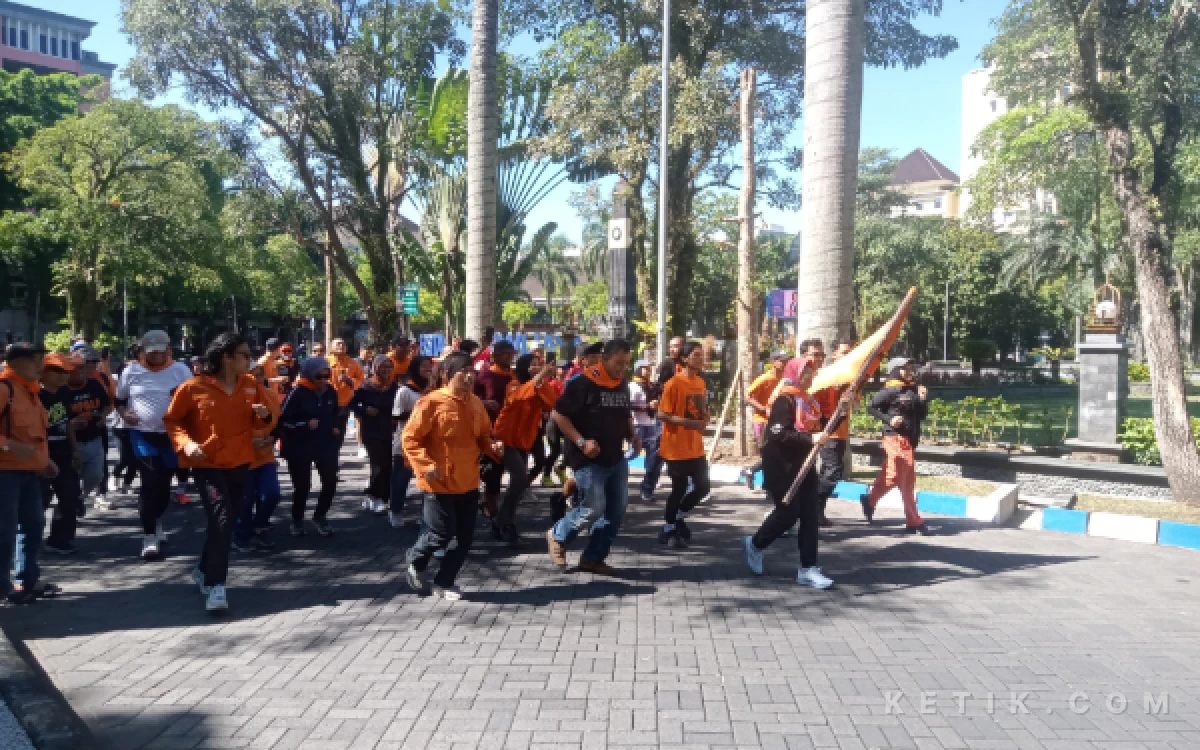 Foto Momentum seluruh anggota IMPALA UB berlari mengelilingi lapangan Rektorat Universitas Brawijaya. (Foto: Aliyah/Ketik.com)