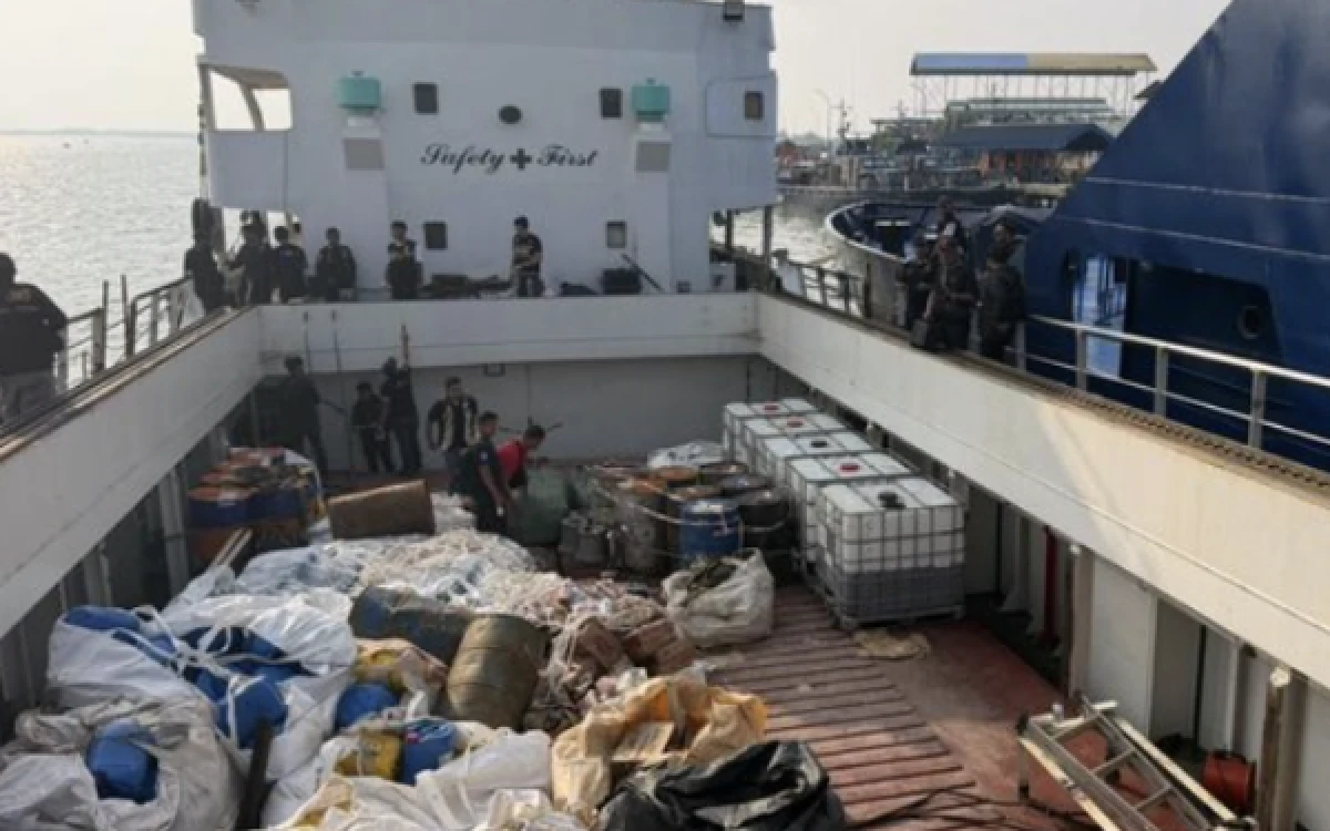 Thumbnail Berita - BNN Tangkap Kapal Berbendera Tanzania Bawa 2,6 Ton Narkotika Cair di Laut Kepri