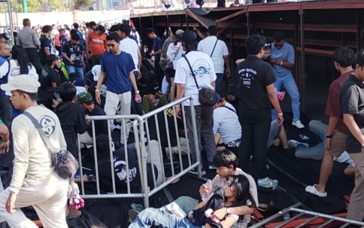 Foto Korban alami luka luka membutuhkan pertolongan tim medis