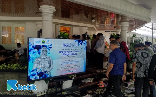 Thumbnail Berita - Para Pelayat Padati Rumah Duka Istri Wali Kota Malang Hj Hanik Andriani Wahyu Hidayat