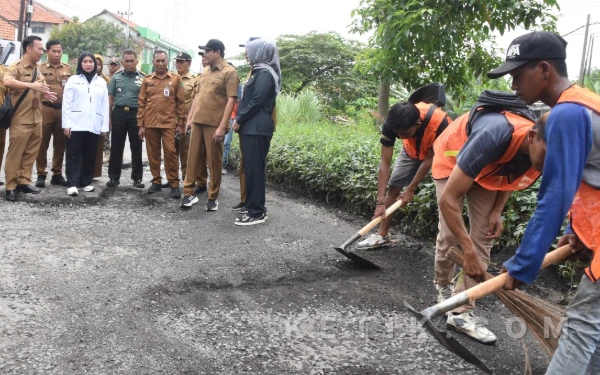 Bupati Subandi Minta Perbaikan Jalan Rusak Sidoarjo Pakai Aspal Hotmix