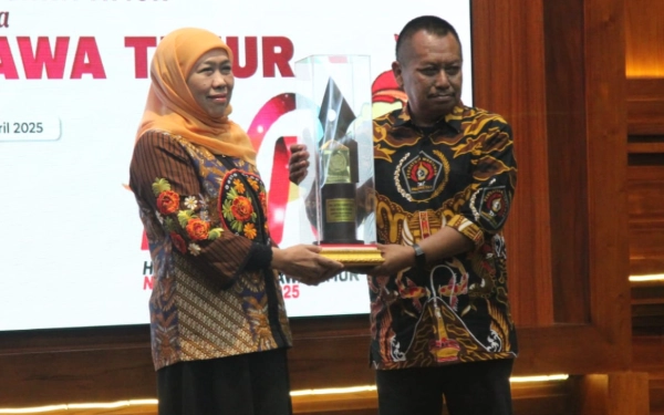 Thumbnail Berita - Gubernur Khofifah Dianugerahi sebagai Tokoh Penggerak Ekonomi Regional