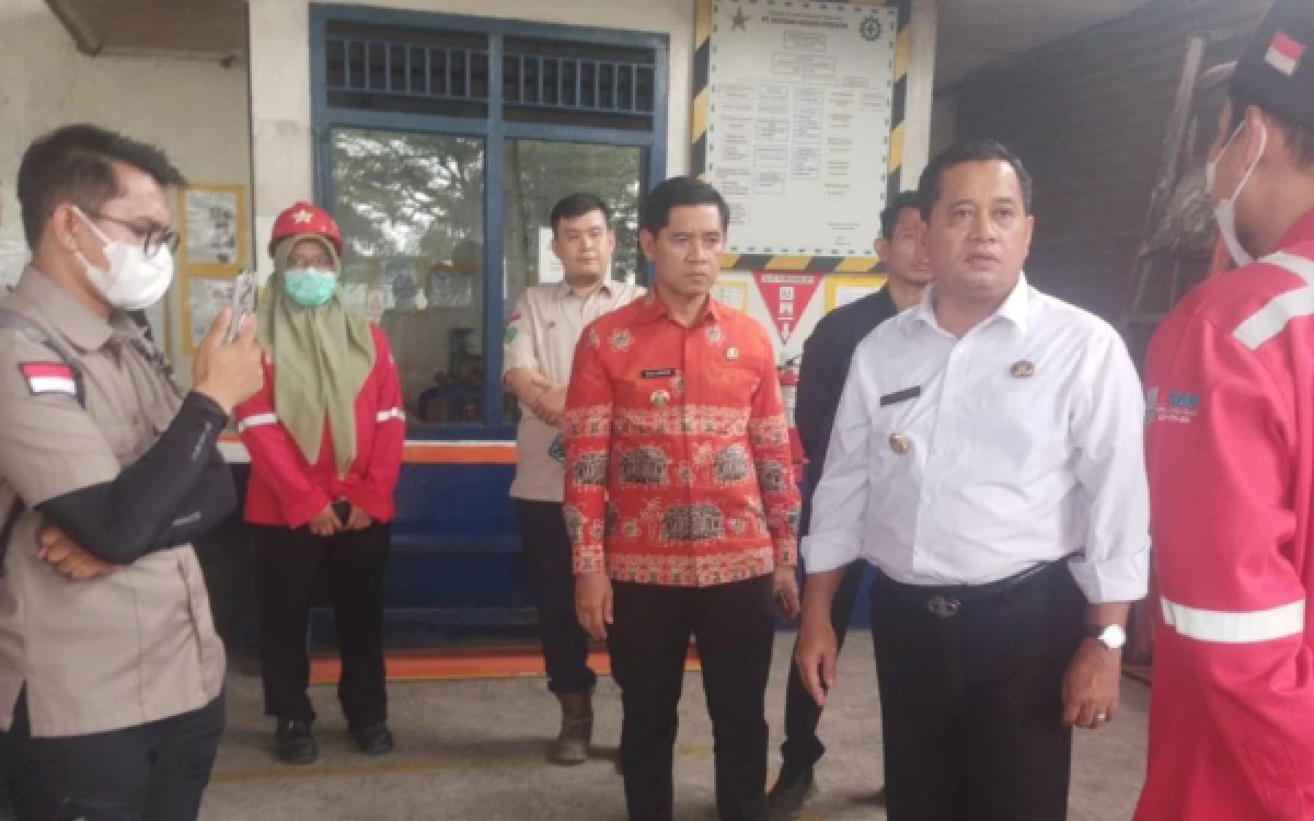 Thumbnail Berita - Bupati Banyuasin Askolani Ngamuk, Datangi Perusahaan Tak Beri Akses Air ke Tim Pemadam Karhutla