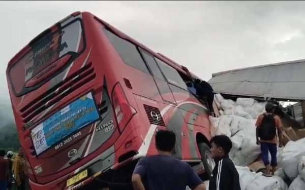 Thumbnail Kecelakaan Bus Wisata vs Truk di Tol Pandaan-Malang KM 77