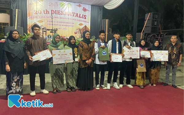 Thumbnail Berita - Tangis Haru dan Karya yang Bicara, SMKN 1 Tapen Borong Juara di Dies Natalis Universitas Bondowoso