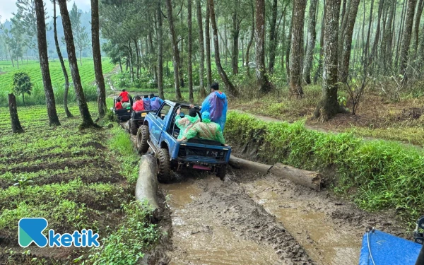 Thumbnail Berita - [FOTO] Satu-Satunya Jalur Wisata Paling Ekstrem di Indonesia, Offroad Coban Talun Batu, Menantang Nyali