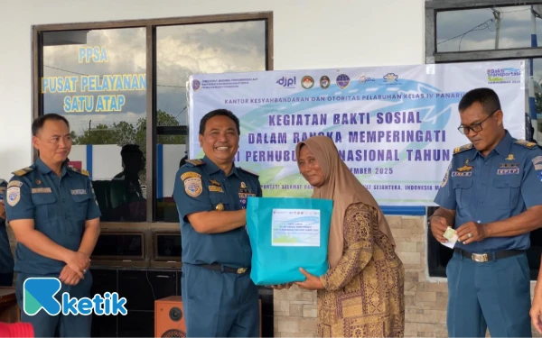 Peringati Harhubnas Ke-54, KSOP IV Panarukan Situbondo Bersih-Bersih Pantai dan Salurkan Paket Sembako