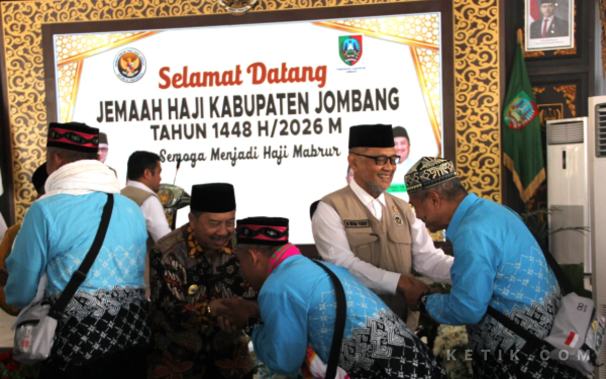 Thumbnail Berita - Menhaj Gus Irfan Yusuf Sambut Kepulangan Jemaah Haji Jombang, 17 Orang Terima Bantuan dari UEA