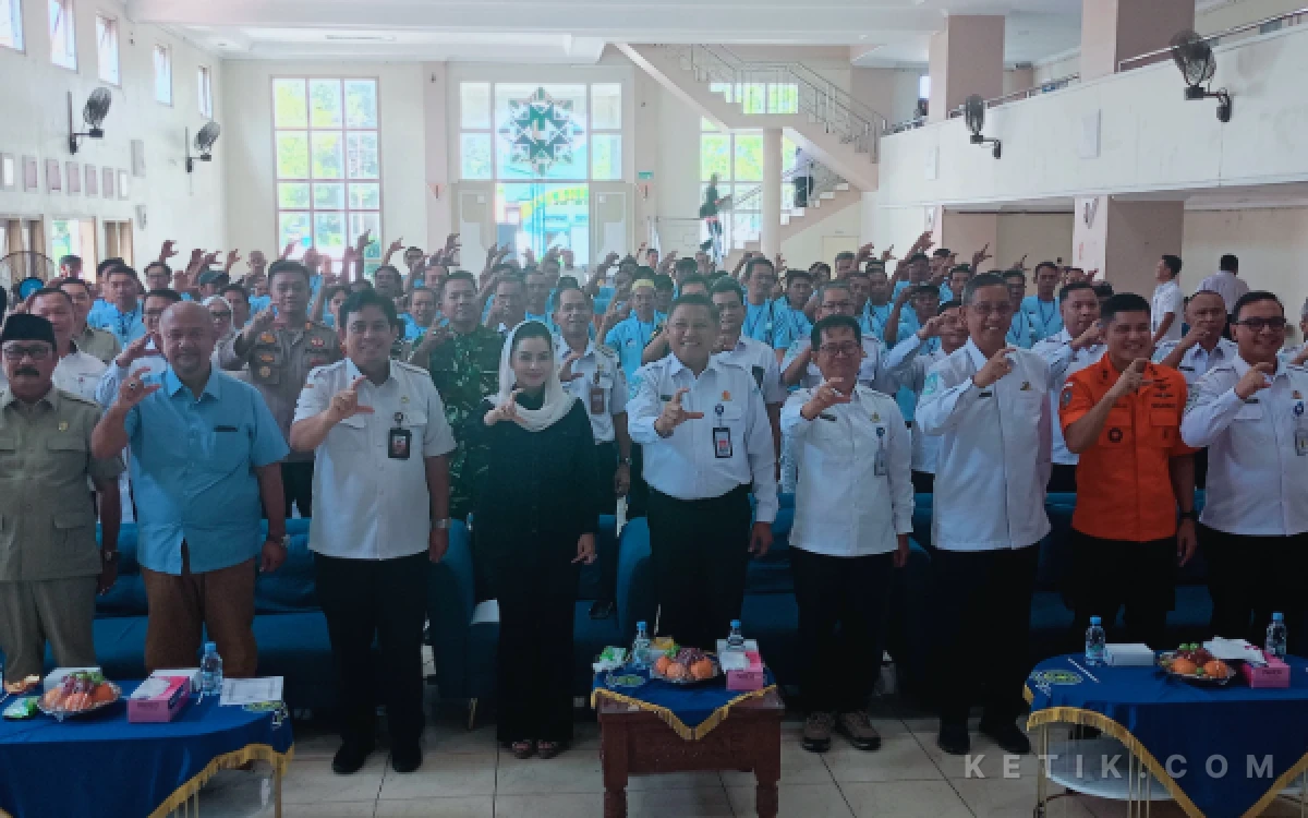 Thumbnail Berita - BMKG dan Komisi V DPR RI Novita Bekali Nelayan Cilacap Pengetahuan Iklim Lewat SLCN