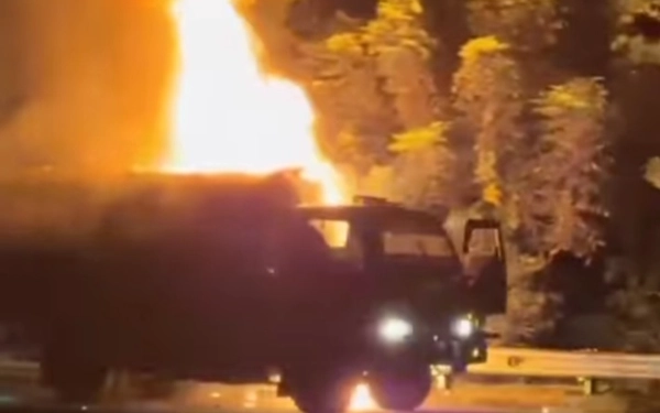 Thumbnail Berita - Truk Kostrad Angkut Amunisi LudesTerbakar di Tol Gempol