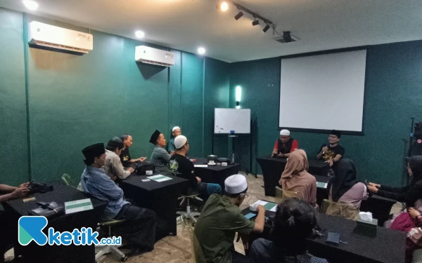 Thumbnail Berita - Menelusuri Jejak Khalifah, Kajian Sirah di Raluna Coffee Paiton Masuki Babak Utsman bin Affan