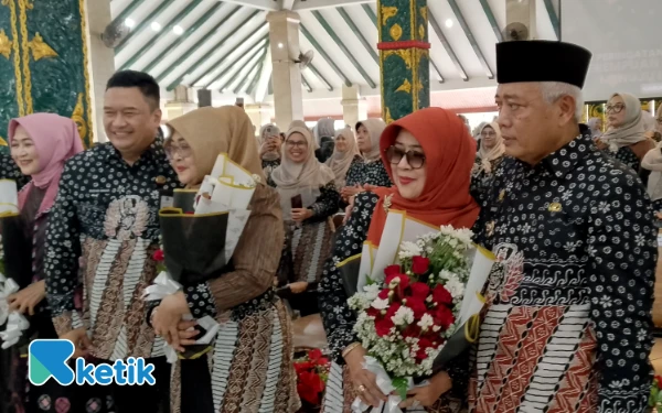 Thumbnail Berita - Romantis! Bupati Malang Beri Bunga untuk Istri di Hari Ibu, Sambil Titip Pesan Cegah Pernikahan Dini