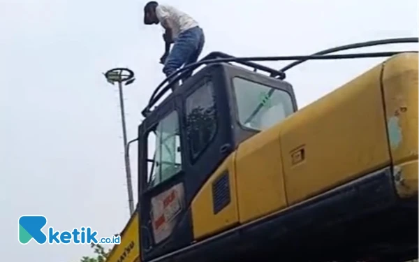 Thumbnail Pedagang Pepelegi Sidoarjo Tetap Berjualan, Alat Berat Datang untuk Normalisasi Sungai