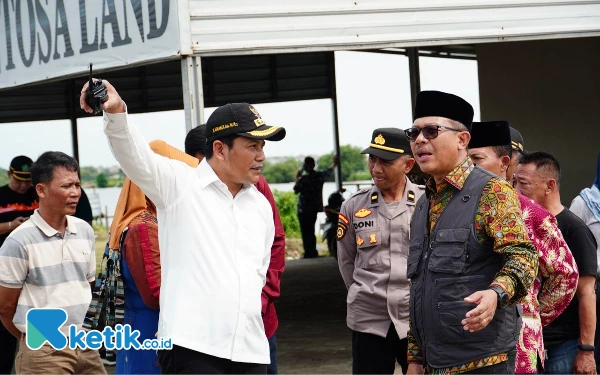 Thumbnail Plt Bupati Sidoarjo Subandi Perbaiki Jalan Rusak, Larang Pengurukan Lahan di Musim Hujan