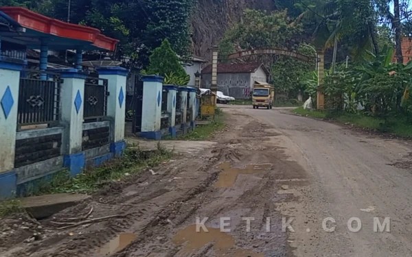 Ancam Pelintas! Tiga Tahun Lebih Jalan Sultan Agung Pacitan Berkubang Rusak Parah