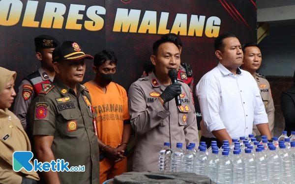 Thumbnail Bongkar Kasus Produksi Miras Ilegal, Polres Malang Amankan Dua Pelaku