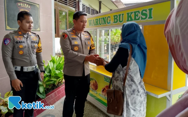 Thumbnail Kapolres Malang AKBP Danang Setiyo Beri Bantuan Bagi Keluarga Korban Tragedi Kanjuruhan