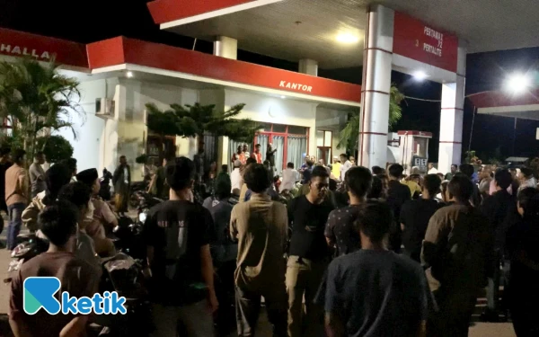 Thumbnail Berita - BBM Masih Ada, Tapi Pompa Ditutup! Warga Ngamuk di SPBU Keude Paya Abdya