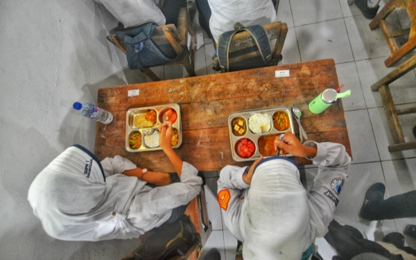 Thumbnail Berita - Ribuan Siswa Keracunan MBG, DPR Curigai Ada Aroma Pidana