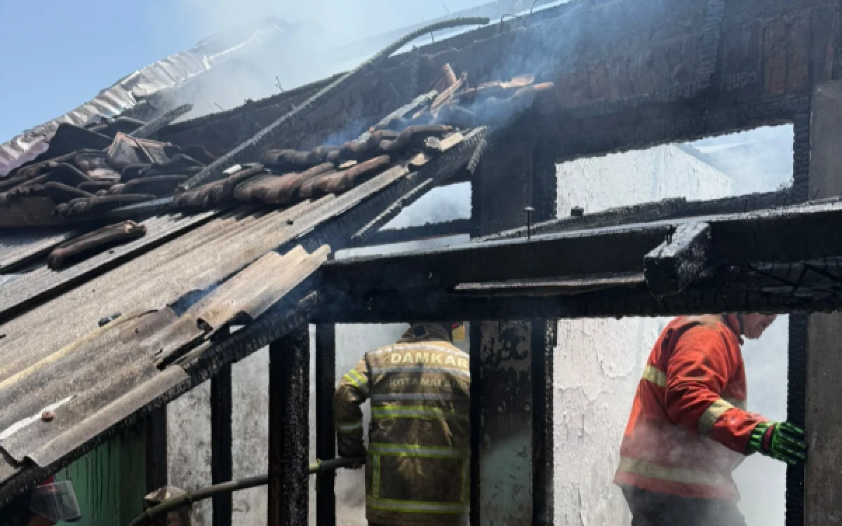 Foto Petugas Damkar Kota Malang saat memadamkan kebakaran rumah yang terjadi di Jalan Danau Semayang Kelurahan Sawojajar Kecamatan Kedungkandang Kota Malang pada Kamis, 17 September 2026 siang (Foto : Istimewa)