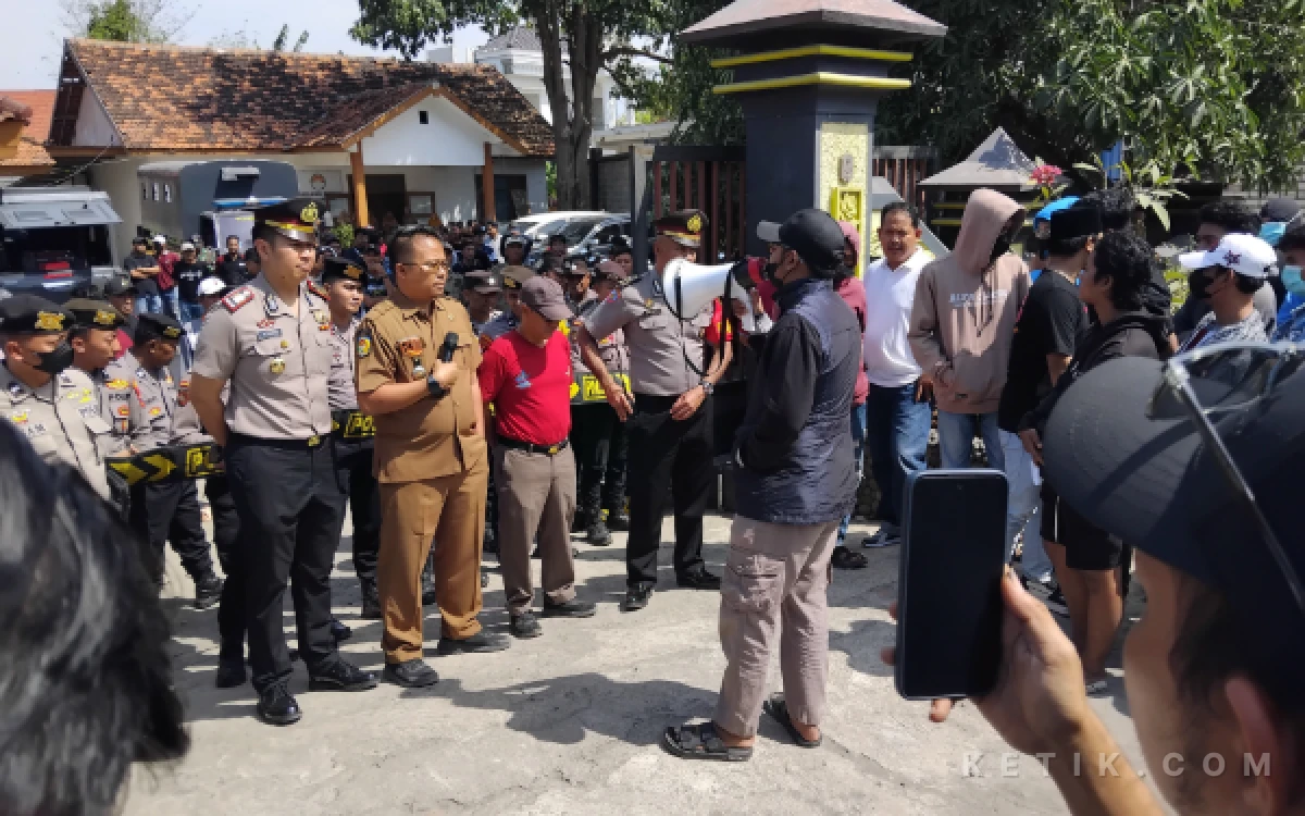 Thumbnail Berita - Aksi Protes Dapur MBG di Kamal, Camat Bantah Lakukan Intervensi