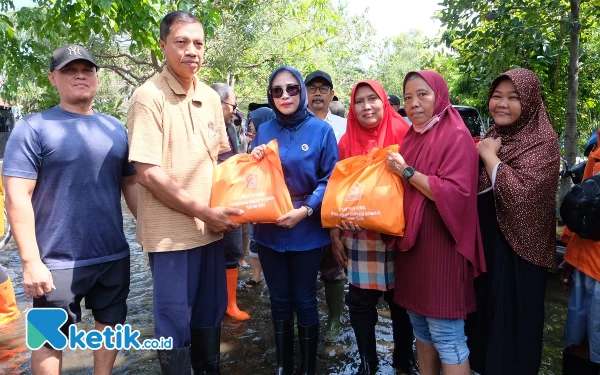Thumbnail Wabup Sidoarjo Mimik Idayana Bantu Korban Banjir di Candi dan Citra Fajar Golf