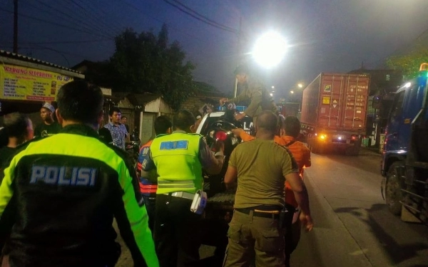 Thumbnail Senggolan dengan Trailer, Dua Remaja asal Pasuruan Tewas Tabrak Trotoar