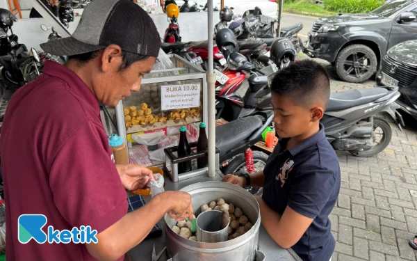 Thumbnail Berita - Pecinta Cilok Malang! Ini Pentol 09 Arema Soeta, Belinya Sampai Antre