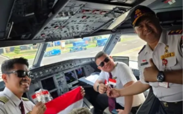 Thumbnail Berita - Dishub Jatim Bagikan Bendera Merah Putih untuk Pilot dan Pramugari di Bandara Abdulrachman Saleh