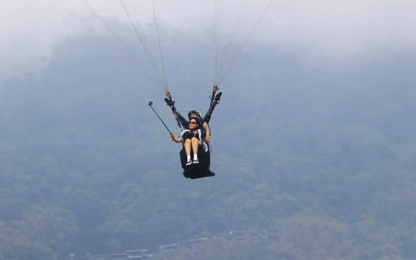 Thumbnail Menjajal Paralayang di Kota Batu: Sensasi Terbang di Atas ‘Swiss Kecil Pulau Jawa